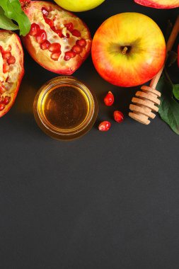 Rosh hashanah Yahudi yeni yılı tatil kavramı. Geleneksel sembolü. Elma, tatlım, nar