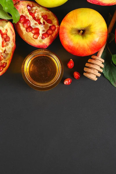 Rosh hashaná judío concepto de vacaciones de Año Nuevo. Símbolo tradicional. Manzanas, miel, granada — Foto de Stock