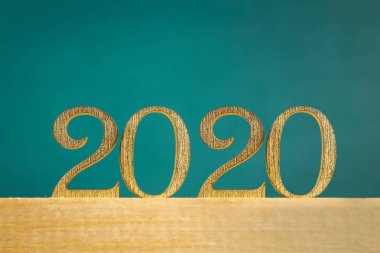 Mutlu Yıllar 2020. Yaratıcı metin Happy New Year 2020 altın ahşap harflerle yazılmış.