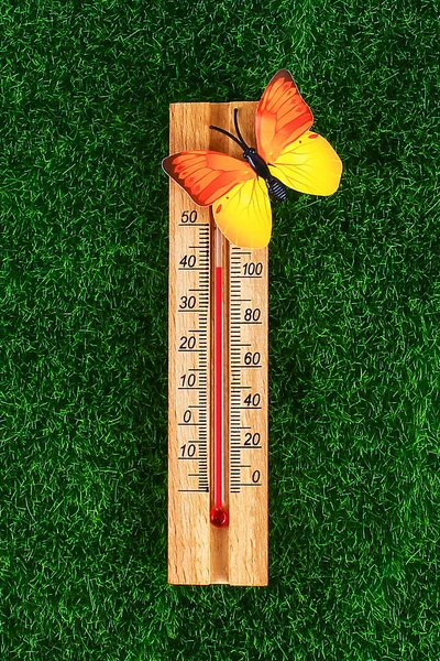 Θερμόμετρο εμφανίζει υψηλές θερμοκρασίες 40 βαθμούς ζεστό στον ήλιο καλοκαιρινή μέρα. — Φωτογραφία Αρχείου