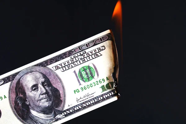 100 Amerikan doları ateş ateşinde yanıyor. dolar çöküşü. Devalüasyon. Düşen para birimi