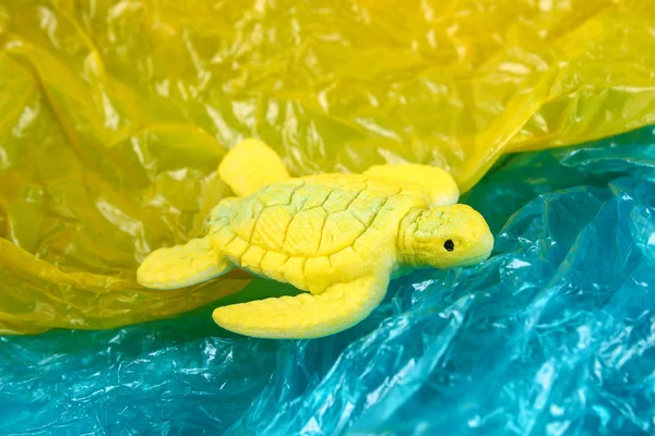 Plastic forurening i havet problem. Havskildpadde plastikpose. Økofin - Stock-foto