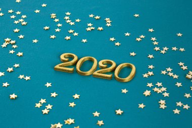 Mutlu Yıllar 2020. Yaratıcı metin Happy New Year 2020 altın ahşap harflerle yazılmış.