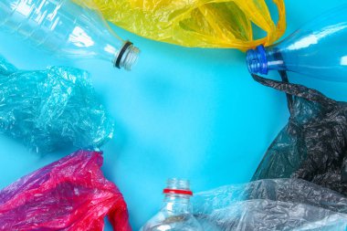 Geri dönüşüm için kullanılan plastik şişe ve çanta, kavramsal. Sıfır atık. Kirli -liği
