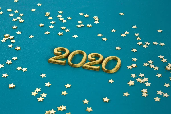 Mutlu Yıllar 2020. Yaratıcı metin Happy New Year 2020 altın ahşap harflerle yazılmış.