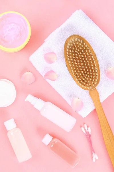 Accesorios de baño sobre fondo rosa pastel . —  Fotos de Stock