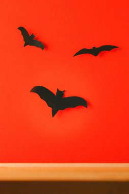 Cadılar Bayramı konsepti. Turuncu arka plan üzerinde Yarasalar.