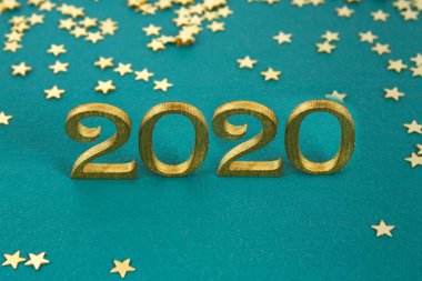 Mutlu Yıllar 2020. Yaratıcı metin Happy New Year 2020 altın ahşap harflerle yazılmış.