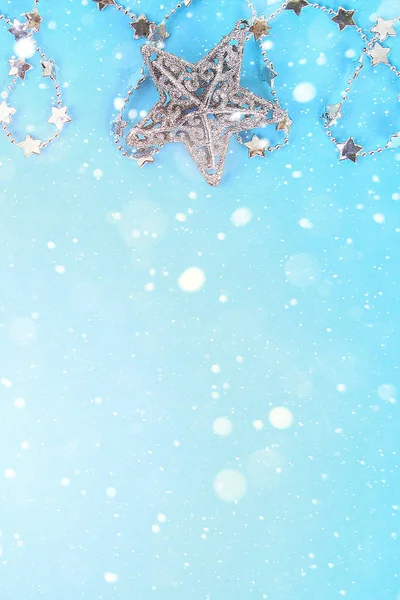 Kerst samenstelling van kerstboom speelgoed. Wit decor op een blauwe achtergrond. — Stockfoto