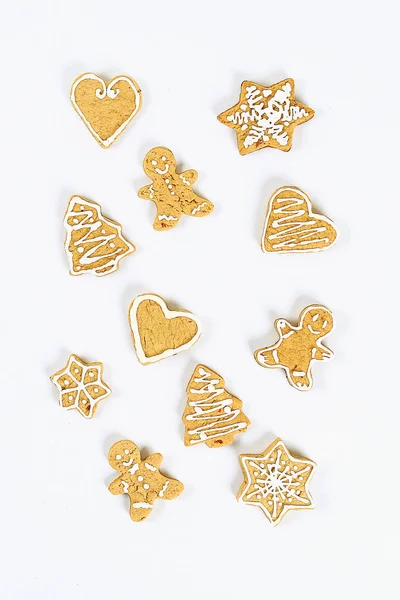 Diseño navideño. galletas de jengibre caseras sobre un fondo blanco . — Foto de Stock