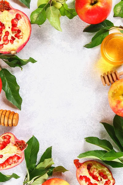 Rosh hashanah jewish New Year holiday concept. Traditional symbol. Apples, honey, pomegranate — Stock Photo, Image