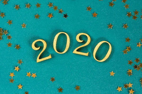 Mutlu Yıllar 2020. Yaratıcı metin Happy New Year 2020 altın ahşap harflerle yazılmış.