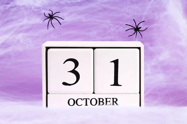 Conceito de férias de Halloween. Teia de aranha branca com duas teias de aranha preta fundo roxo. 31 de Outubro . — Fotografia de Stock