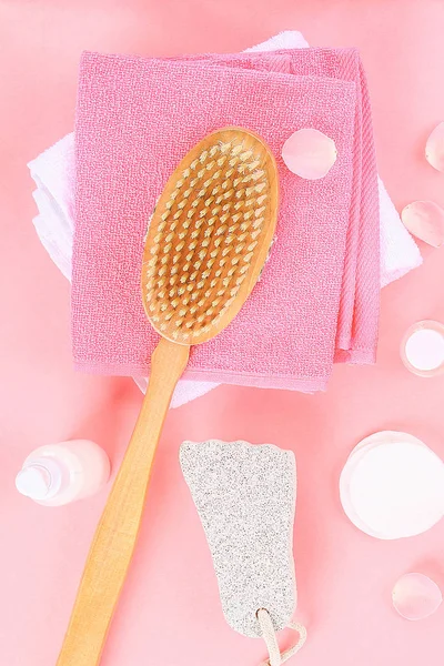 Bathroom accessories on a pastel pink background. — Stock Photo, Image