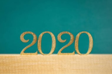 Mutlu Yıllar 2020. Yaratıcı metin Happy New Year 2020 altın ahşap harflerle yazılmış.