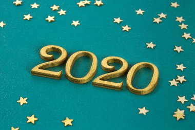 Mutlu Yıllar 2020. Yaratıcı metin Happy New Year 2020 altın ahşap harflerle yazılmış.