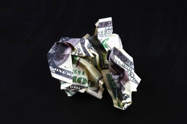 100 Amerikan doları buruşturulmuş. Doların çöküşü. Devalüasyon. Düşen para birimi.