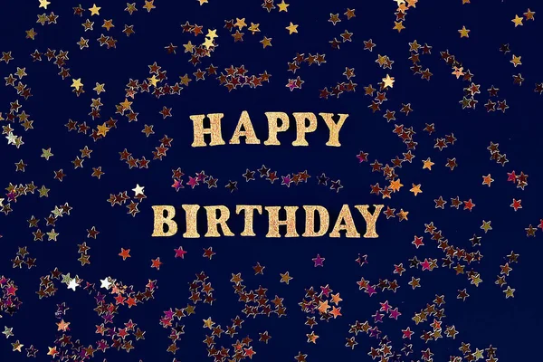 Texto Feliz aniversário colocado fora de letras de ouro sobre fundo bonito. Estrelas douradas confetti . — Fotografia de Stock