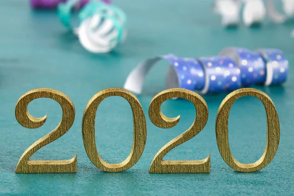 З Новим 2020 роком. Творчий текст Щасливий Новий 2020 рік написаний золотими дерев'яними літерами . — стокове фото