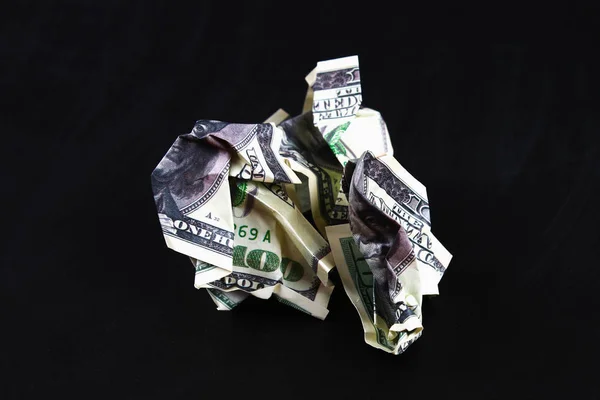100 Amerikan doları buruşturulmuş. Doların çöküşü. Devalüasyon. Düşen para birimi. — Stok fotoğraf