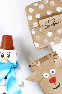 Noel düzeni. Beyaz arka planda diy hediyeler orijinal ambalaj.