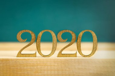 Mutlu Yıllar 2020. Yaratıcı metin Happy New Year 2020 altın ahşap harflerle yazılmış.
