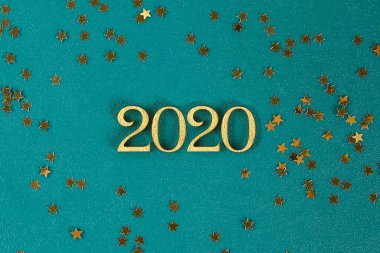 Mutlu Yıllar 2020. Yaratıcı metin Happy New Year 2020 altın ahşap harflerle yazılmış.