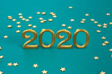 Mutlu Yıllar 2020. Yaratıcı metin Happy New Year 2020 altın ahşap harflerle yazılmış.