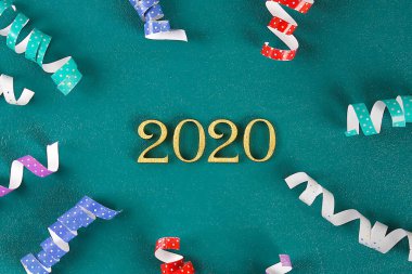 Mutlu Yıllar 2020. Yaratıcı metin Happy New Year 2020 altın ahşap harflerle yazılmış.
