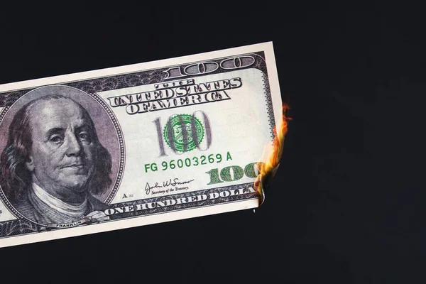 一百美元在火焰中燃烧。美元崩溃。贬值。货币贬值 — 图库照片