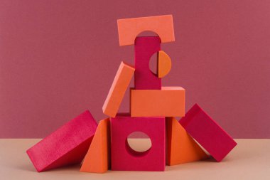 Kahverengi arka planda kırmızı ve turuncu geometrik şekiller. Reklam için şablon bileşimi, ürünler.