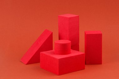 Kahverengi arka planda kırmızı geometrik şekiller. Reklam için şablon bileşimi, ürünler.