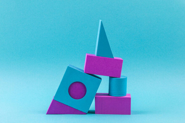 Синий и фиолетовый геометрические формы на синем фоне. Состав шаблона для рекламы, продуктов
.