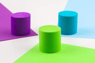 Geometrik renkli kağıt. Parlak renkli kağıt dokusu arka planı. Eğilim renkleri, geometrik kağıt arkaplanı. Yumuşak kağıt arkaplan rengi.