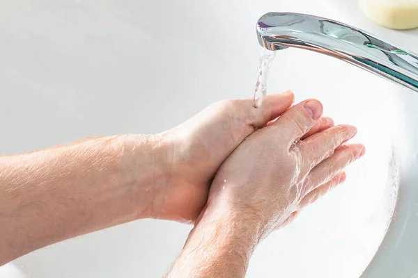 Man Använder Tvål Och Tvätta Händerna Vattenkranen Hygienbegrepp Handdetalj — Stockfoto