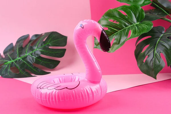 Nafukovací Růžové Mini Flamingo Tropické Listí Monstera Růžovém Pozadí Letní — Stock fotografie