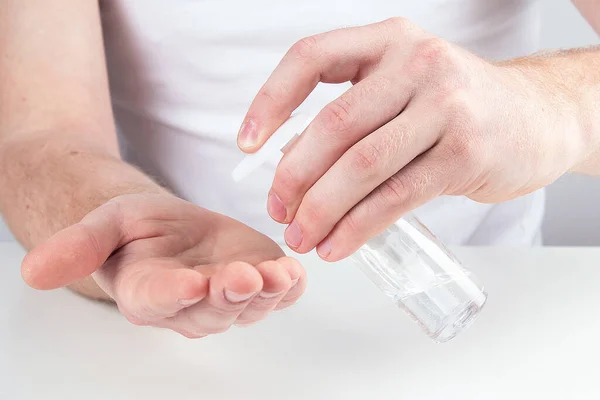 Homme Utilisant Petit Désinfectant Portatif Antibactérien Pour Les Mains — Photo