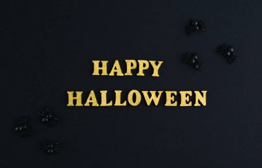 Mutlu Cadılar Bayramı mesaj tatili konsepti. Siyah arka planda siyah örümcekler. Üst manzara, düz uzanma