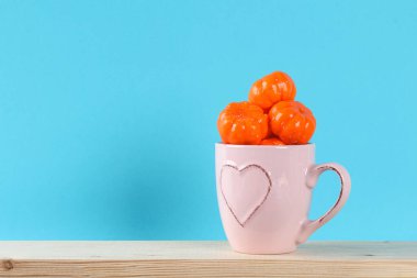 Ahşap masa üzerinde balkabağı dekoru olan Cadılar Bayramı konsepti. İndirim zamanı..