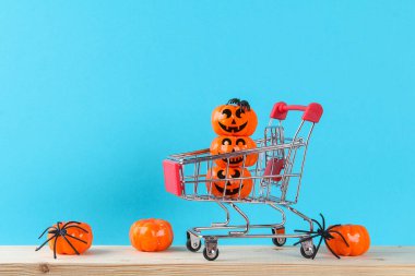 Ahşap masa üzerinde balkabağı dekoru olan Cadılar Bayramı konsepti. İndirim zamanı..