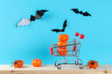 Ahşap masa üzerinde balkabağı dekoru olan Cadılar Bayramı konsepti. İndirim zamanı..