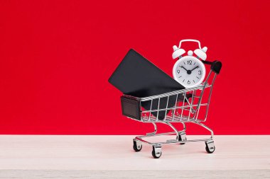 Kara Cuma alışveriş konsepti, kırmızı ve siyah renkli. Kırmızı arkaplan.