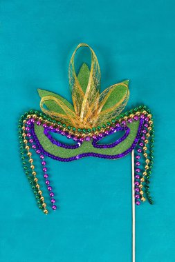 Maskeli balo maskesi Mardi Gras, Şişman Salı. Hediye, dekor Mardi Gras. Karnaval maskesi karton, pullar, kağıt, boncuklar. Adım adım. Çocuk el sanatlarını işleyin. Üst Manzara. Yeşil sarı mor