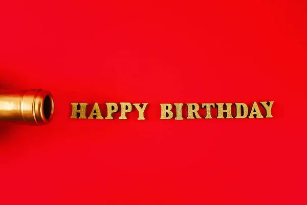 Texto Feliz Aniversário Colocado Letras Douradas Belo Fundo Garrafa Dourada — Fotografia de Stock