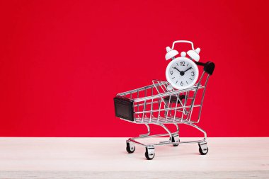 Kara Cuma alışveriş konsepti, kırmızı ve siyah renkli. Kırmızı arkaplan.