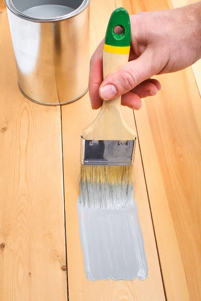 Escova Com Pode Pintar Mão Homem Pinta Tábuas Madeira Pincel — Fotografia de Stock