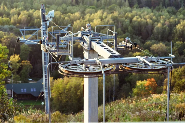 Ski lift off-season autumn. The mechanism of the ski lift. Rotating wheel of elevator. — Stock Photo, Image