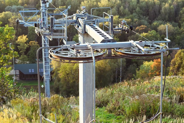 A mechanizmus a sífelvonótól. szezonon kívül őszén — Stock Fotó