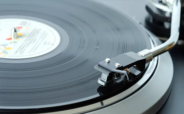 Točna gramofon closeup akce vinylové desky — Stock fotografie