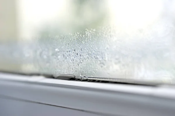 Cam closeup pvc windows çift cam üzerinde yoğunlaşma